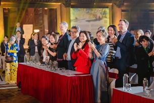 ປີໃໝ່ມີຄວາມສຸກໄປກັບຄວາມເບີກບານມ່ວນຊື່ນແຫ່ງການເຕົ້າໂຮມຄອບຄົວ ແລະຕ້ອນຮັບການເລີ່ມຕົ້ນໃໝ່